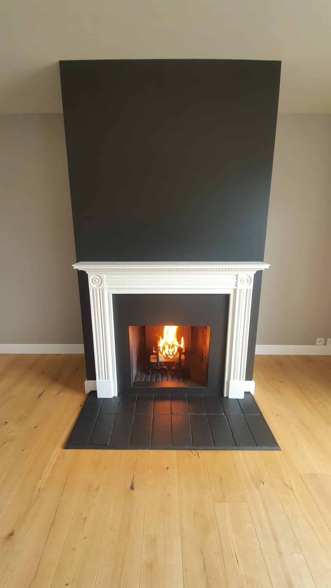 Cheminée classique avec feu allumé dans un salon moderne