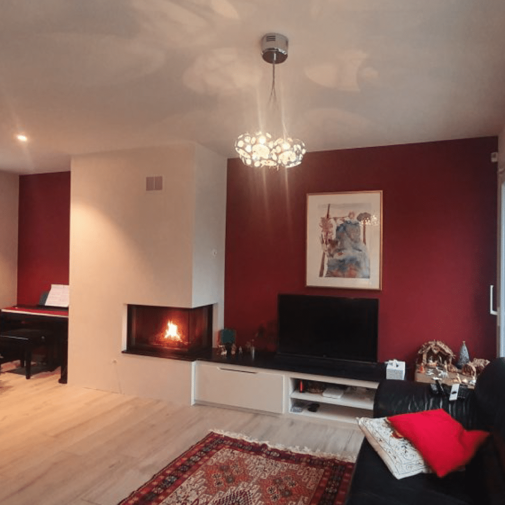 Salon moderne avec cheminée, mur rouge et décorations élégantes