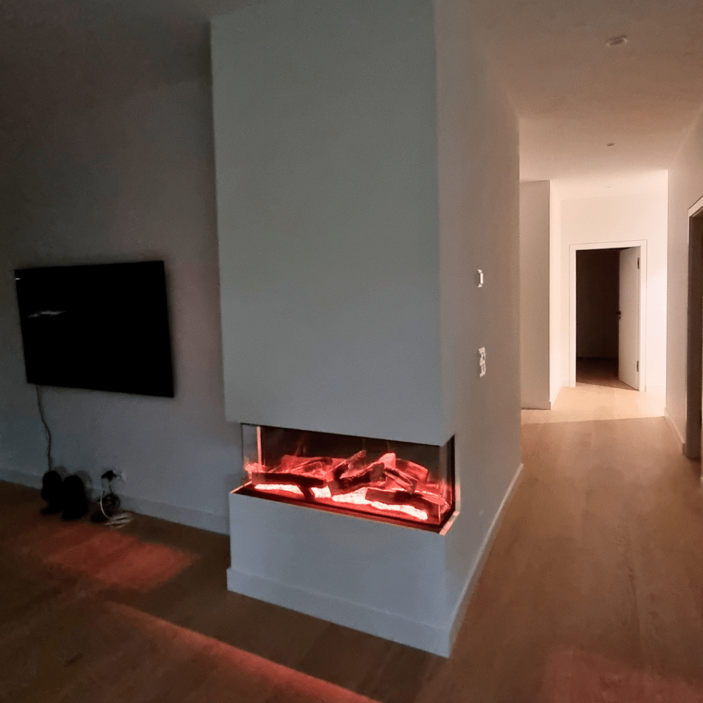 Cheminée électrique encastrée avec éclairage LED rouge dans un intérieur moderne.