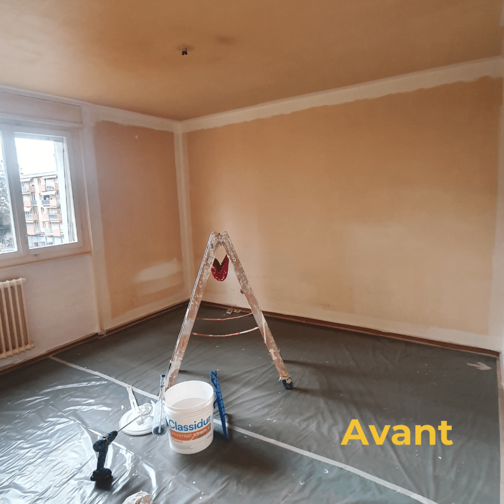 Chambre avant rénovation avec murs jaunis et matériel de peinture installé.