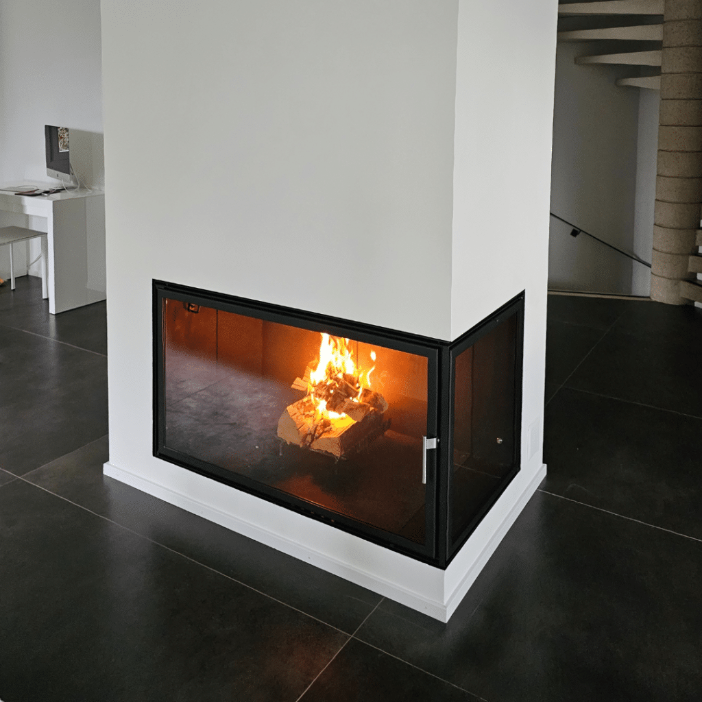 Cheminée moderne avec vitrage double face sur mesure, design épuré et feu de bois.