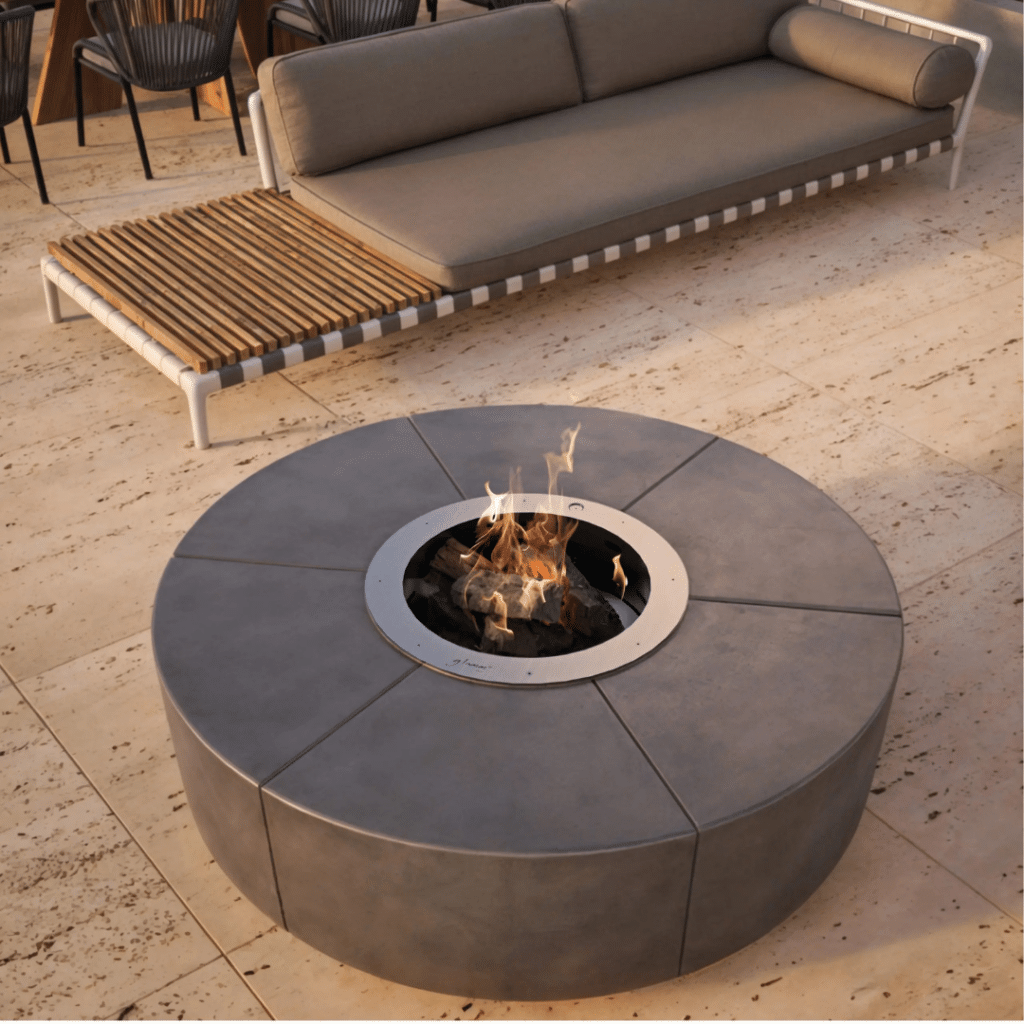 Brasero extérieur rond en béton avec flammes, idéal pour les terrasses modernes.