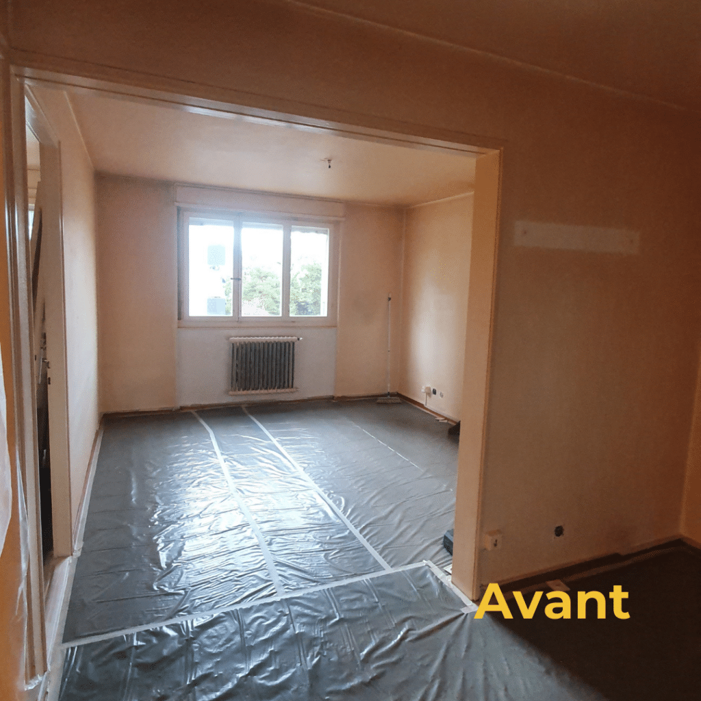 Salon avant travaux de rénovation, avec sol protégé par bâches en plastique.