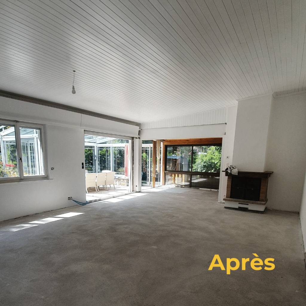 Salle de séjour rénovée, plafond peint en blanc et espaces lumineux.