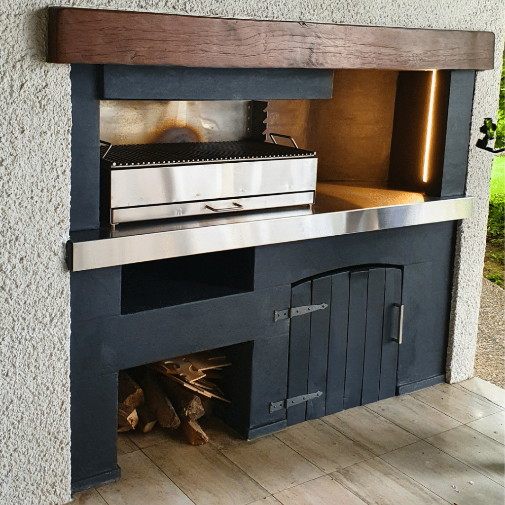 Barbecue extérieur en pierre avec grille en acier inoxydable et espace de rangement pour bois.