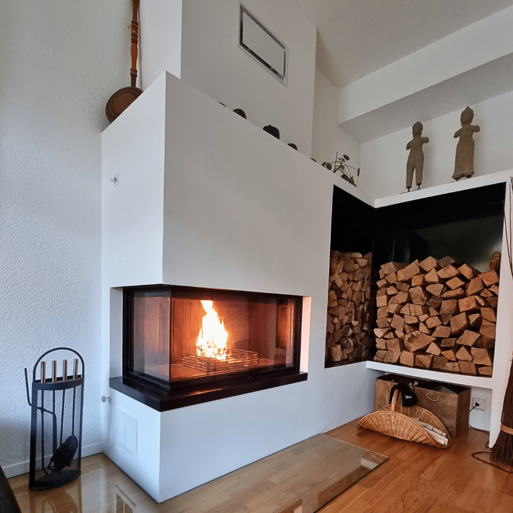 Cheminée moderne avec feu de bois, espace de rangement intégré et design épuré.