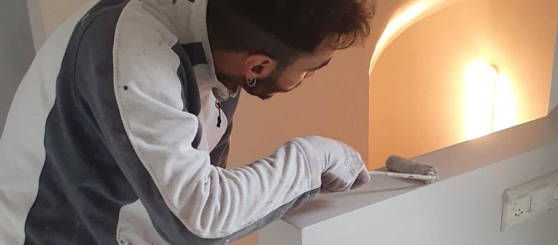 Peinture Intérieure – Finitions Impeccables par Gomes SARL Peintre professionnel de Gomes SARL appliquant une finition sur un mur intérieur.