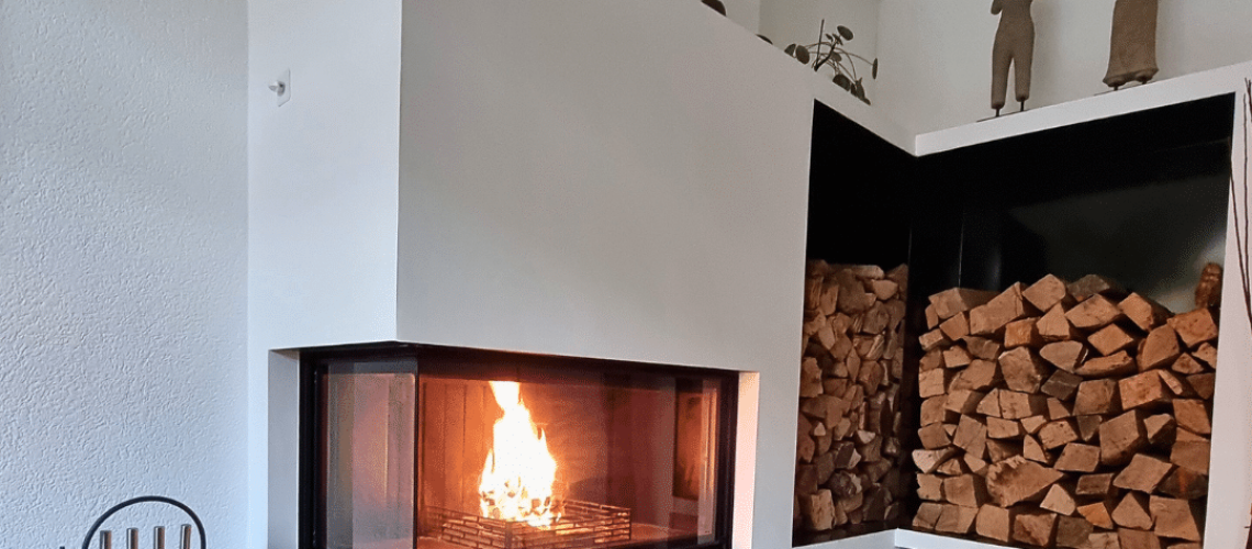 Cheminée contemporaine avec rangement pour bois intégré. Cheminée moderne avec feu de bois, espace de rangement intégré et design épuré.